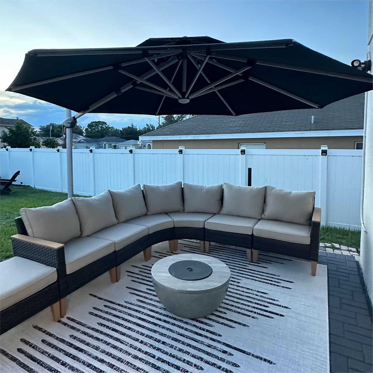 Round Cantilever Umbrella with Base, Outdoor Umbrellas with Lights